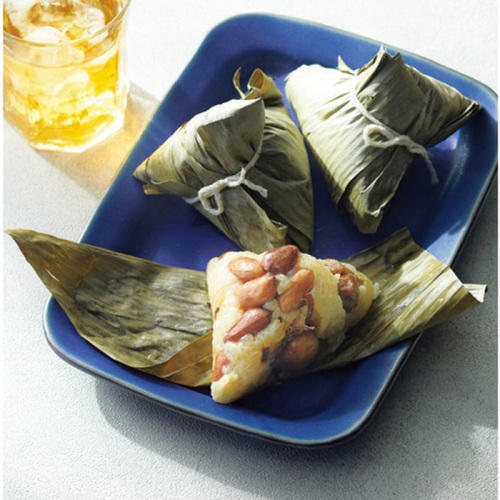 青い皿にのった琉球かめ～食堂の「琉球ちまき6個セット」