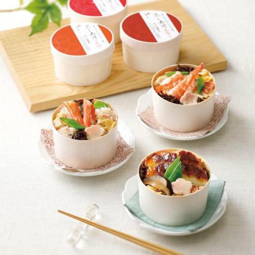 小さめのうつわにアナゴや海老など華やかな具材がのせられている