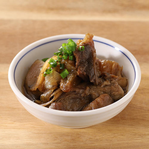白い皿に入ったまつおかの「(冷凍)国産牛すじのしぐれ煮」