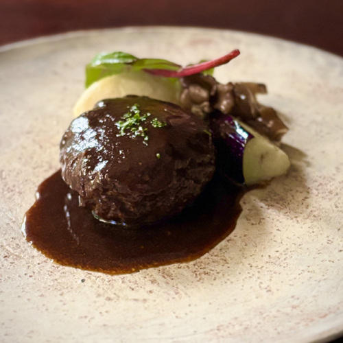 お皿に盛られたデミグラスソースハンバーグ