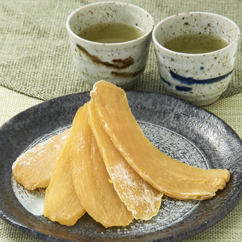 黒い皿にのった嶋屋の「国産紅はるか干し芋120g×4袋」