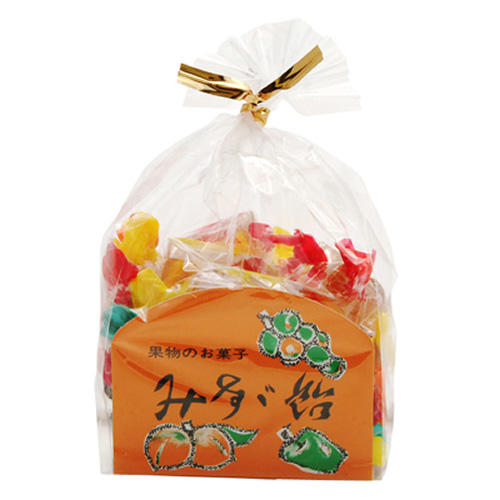 透明の巾着型セロファンに、個包装になった小さなゼリー菓子がたっぷりと詰め込まれており、袋の口が金色のラッピングタイで留められている