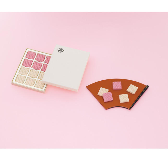 ギフト箱入り「とらや」の和菓子と朱塗りの皿に盛られた紅白の干菓子