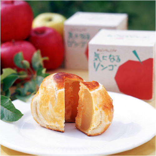 白い皿にのった気になるりんご