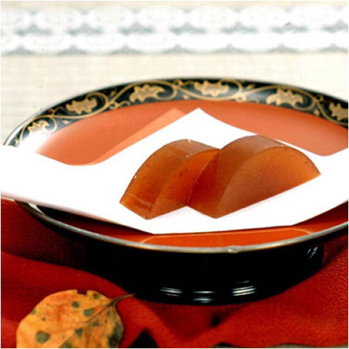 皿に2つのせたつちやの柿ようかん