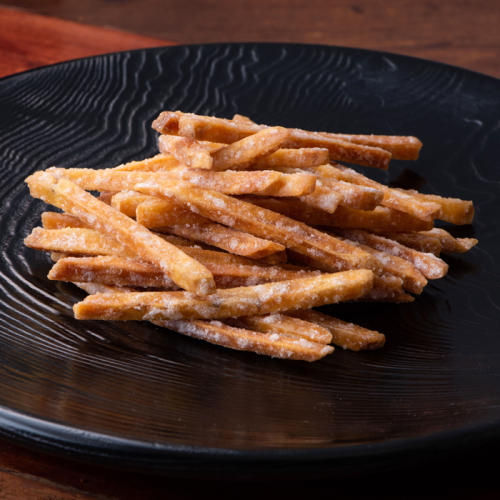 黒い皿にのった西川屋老舗の「芋けんぴ」