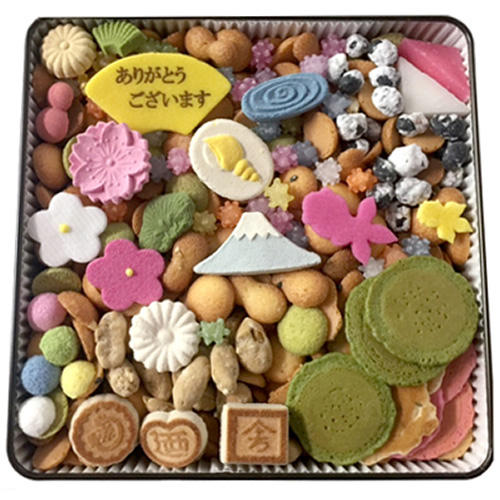 正方形の缶に、富士山、金魚、花などの形をした色とりどりの和風クッキーがぎっしりと詰め込まれている