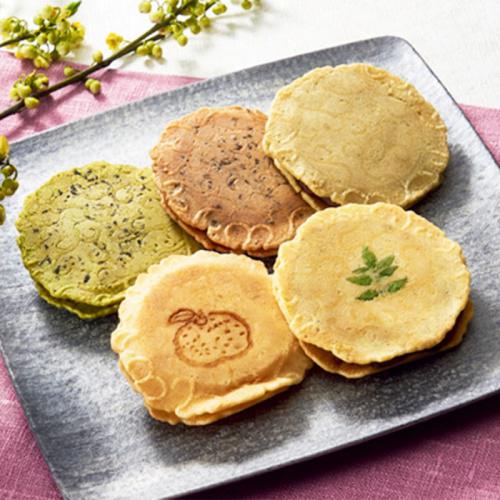 数種類のうす焼き煎餅が器に置かれている