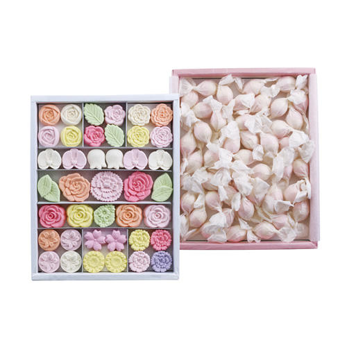 箱に入った、包み入りの紅白の干菓子と色とりどりの花型の干菓子