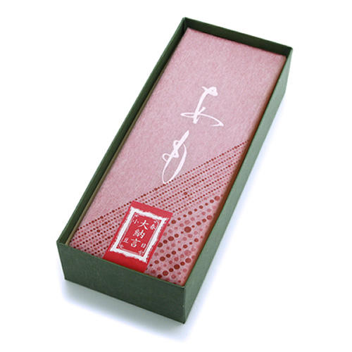 小豆色の包装紙に包まれた「叶 匠壽庵」の和菓子「あも＜箱入り＞」