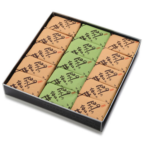 黒い化粧箱に「叶 匠壽庵」の「閼伽井」が詰め合わせになっている様子