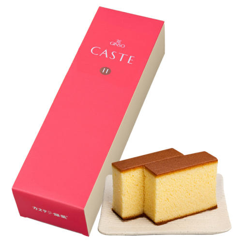 赤色の箱とカットされたカステラが2つ並べられている