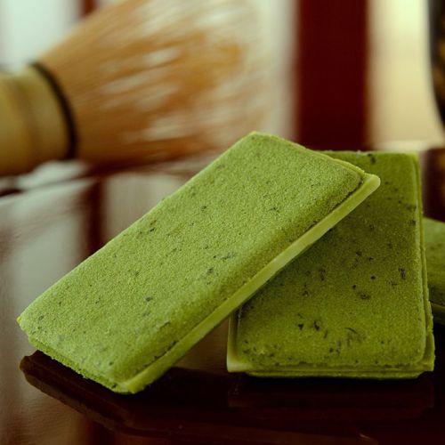抹茶チョコレートをサンドした抹茶ラングドシャ