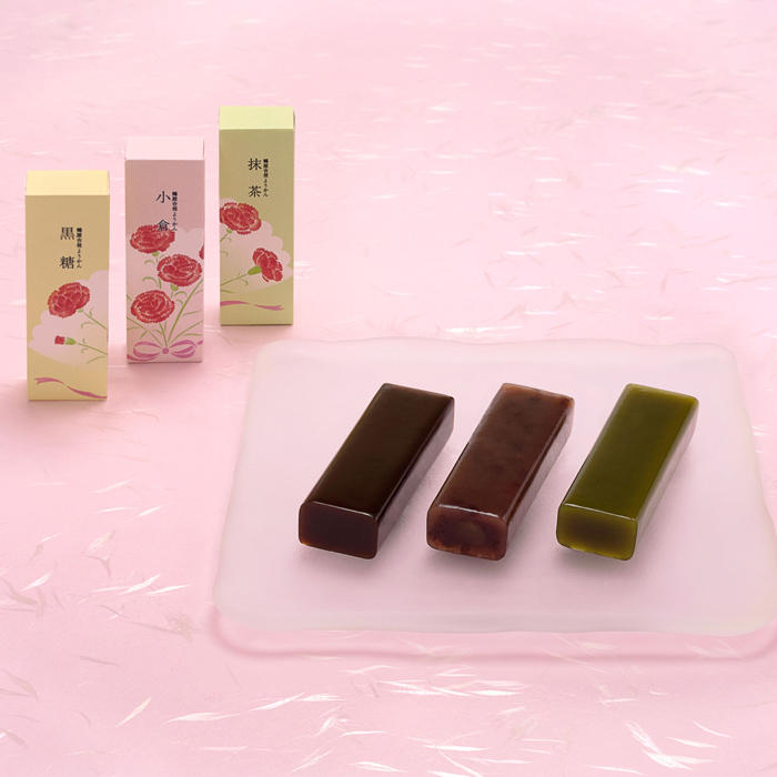 個包装と皿に3つ乗せた鶴屋吉信ようかん