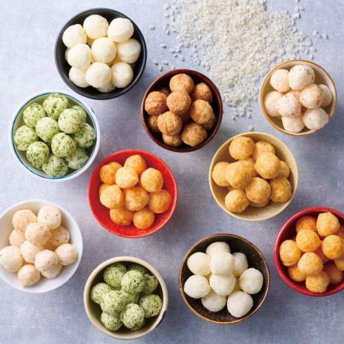 小さな器に入った色々な味の丸いおかき