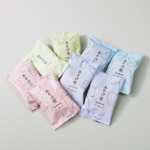 カラフルな袋に入った神戸みなとやの「あそび唄(小箱)」