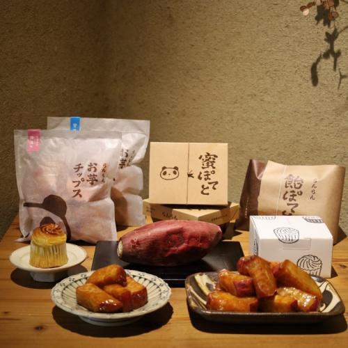 白・黒・青などさまざまな形の皿にのった氷とお芋の専門店らんらんの「らんらんセット」
