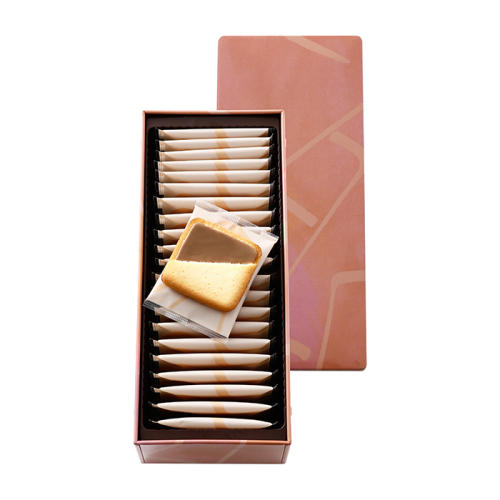 ピンクベージュの箱に入ったヨックモックの「ドゥーブル ショコラオレ」