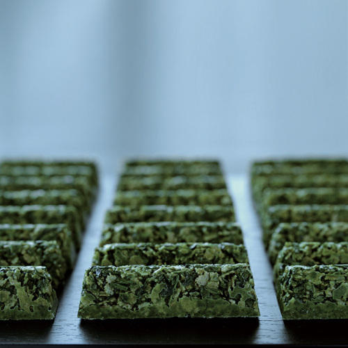 碾茶入り抹茶クランチが整然と並んでいる