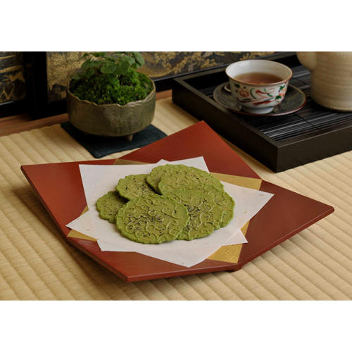 茶の葉煎餅が器に盛られている