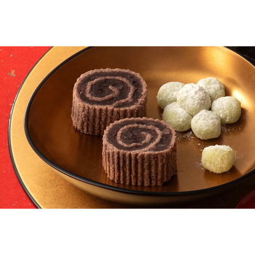 ゴールドの皿にのった鶴屋吉信の「名菓撰(紡)18個入」
