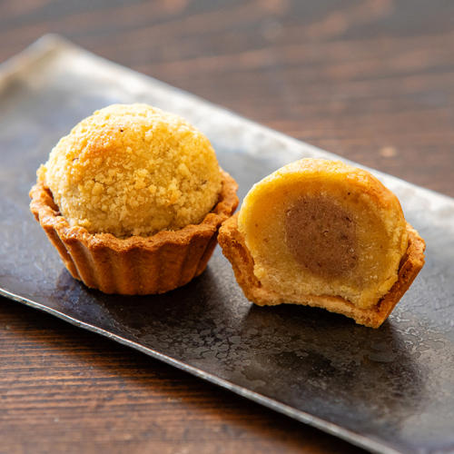 グレーの皿にのった信州 里の菓工房の「焼きモンブラン 12個入」