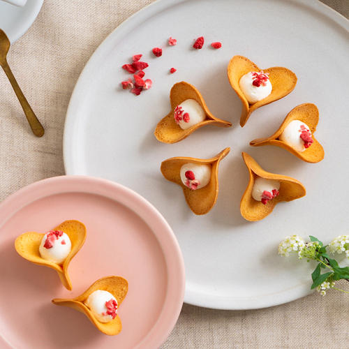 白とピンクの皿にのったキニールの「ルフル20個入(バニラ)」