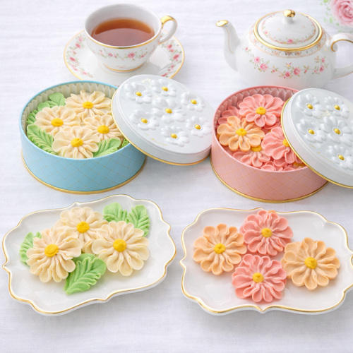 「フラワーピクニックカフェ」の花形に絞り出した華やかなクッキー「お花のぼうろ」2種類