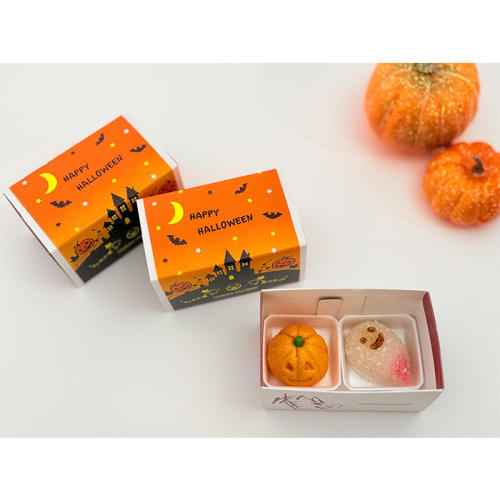オレンジと白の箱に入った鶴屋八幡の「ハロウィン生菓子 2個入り」