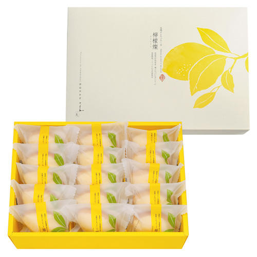 黄色い化粧箱に入った個包装のレモンケーキ15個と、レモンのイラストが描かれたオフホワイトの蓋