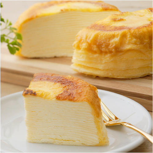 白いお皿にひと切れのったカサネオ ミルクレープはじまり12cm フローズン
