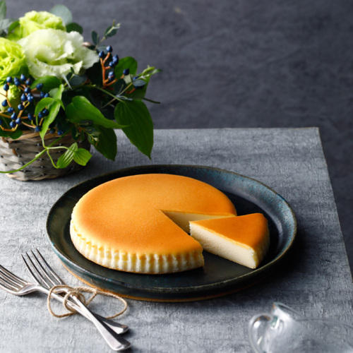 黒い皿にのったチーズガーデンの「御用邸チーズケーキ」