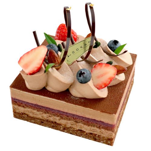フルーツとチョコレートクリームでデコレーションした四角いチョコレートケーキ