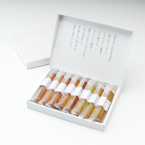 透明パッケージに個包装になったスティックケーキ8本が、白いボックスに詰め合わせになっている