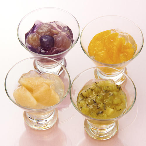 4つのガラスの器に盛られた白桃、ブドウ、キウイ、甘夏のジュレ