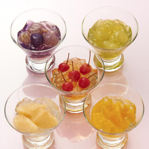 5種類のフルーツ入りジュレが、それぞれガラスの器に盛られている