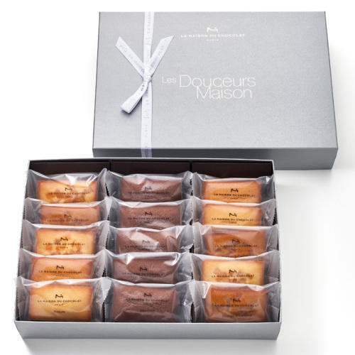 シルバーの箱に入ったラ・メゾン・デュ・ショコラのフィナンシェ 15個入