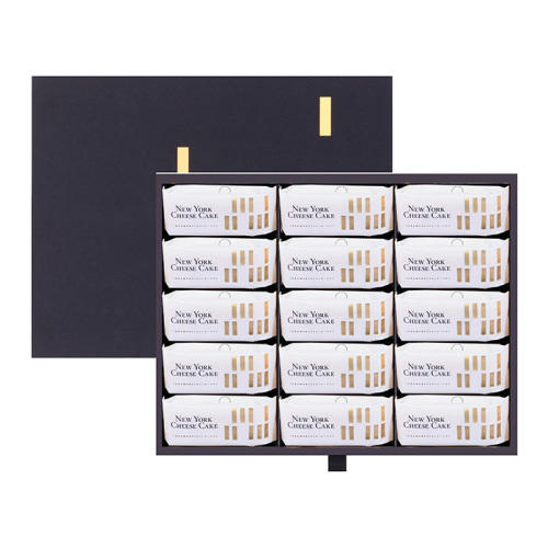 白いパッケージで個包装にされたお菓子15個が、黒いボックスに詰め合わせになっている