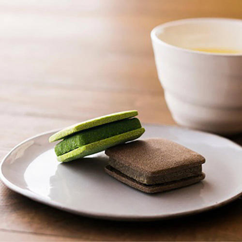 茶Colate2個が器に盛られている