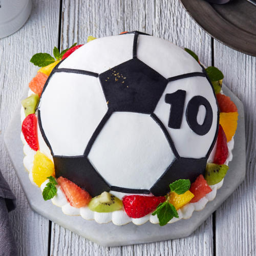 チョコ細工でサッカーボールに見立てられた、ホールのケーキ