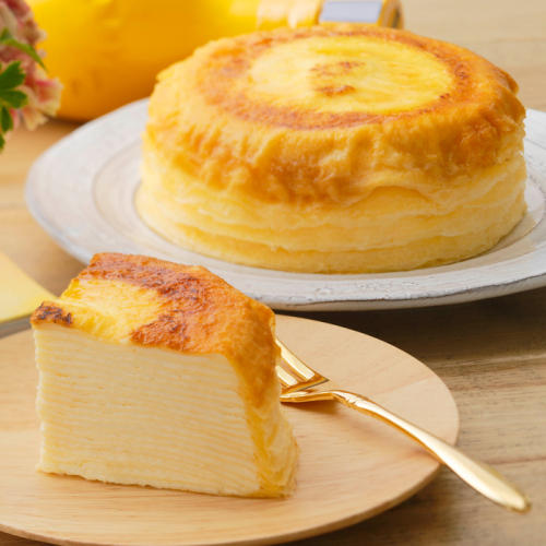 木のお皿に乗ったカサネオ ミルクレープ はじまり