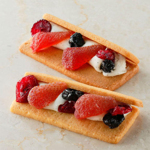 ベリーをサンドしたホワイトチョコクリームサンド