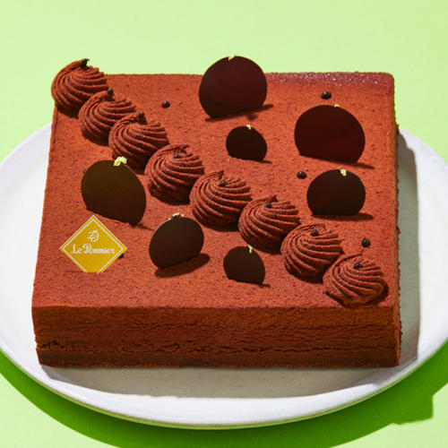 チョコレートクリームでデコレーションされた正方形のチョコレートケーキ