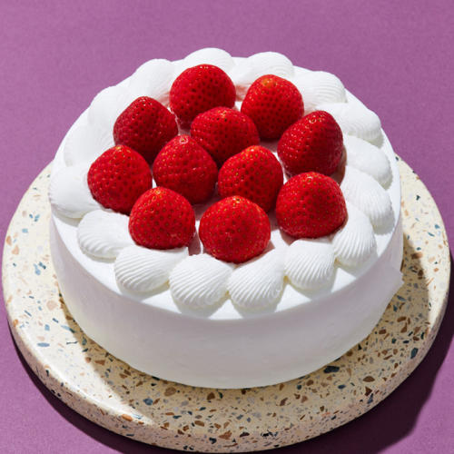 ベージュの石風皿にのったパティスリー キハチの「ショートケーキ 苺」