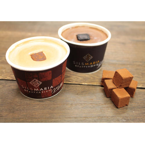 木製のテーブルに置かれた「シルスマリア」 生チョコカップアイスの ミルクとビター、生チョコ