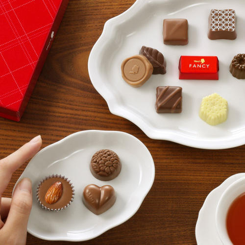 白い皿の上にチョコレートが何粒も並べられている