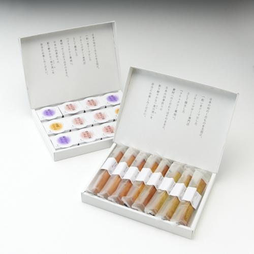白い箱に詰められているフリュテリー果坊のプチデザートと焼き菓子