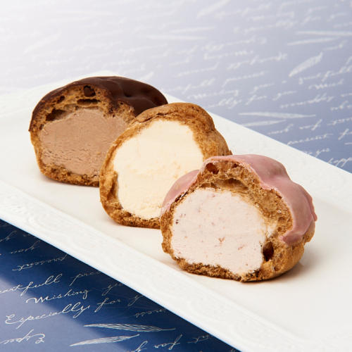 チョコレートアイス入りのシューアイスと、バニラアイス入りのシューアイスと、いちごアイス入りのシューアイスが、白い長方形の皿の上に並べられている