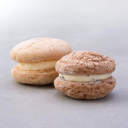 チーズクリームとチョコチップ入りのチーズクリームをサンドした2種のブッセ