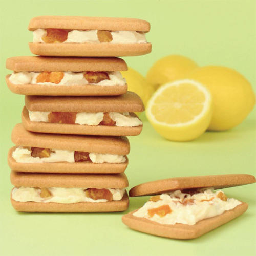 アプリコットとチーズクリームを挟んだクッキーサンド